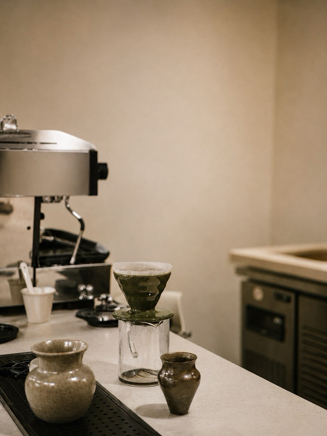 吧檯上的陶製濾杯